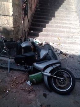 Catania, San Berillo: scooter lanciato dai gradini