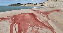 Imbrattarono la Scala dei Turchi con vernice rossa: rinviati a giudizio