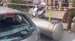 Boiler vola dal tetto di un palazzo a causa del vento, tragedia sfiorata a Palermo (video)