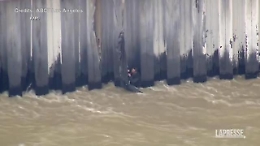 Uomo aggrappato a un muro salvato dalla furia del fiume in California