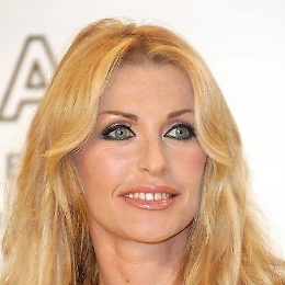 Paola Ferrari si dissocia dal suocero: "Parole di De Benedetti su Meloni disgustose"