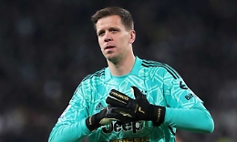 Szczesny che succede? Il portiere della Juve ha un malore ed &egrave; sostituito
