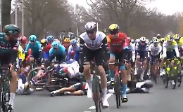 Al Fiandre la follia di Maciejuk che fa cadere 40 corridori: il video