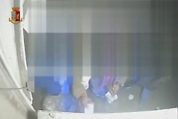 Rubano una carta di credito e fanno acquisti a sbafo: tre arresti a Catania