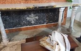 «Ho voglia di vedere ardere qualcosa» e dà fuoco alla chiesa di San Gaetano a Portopalo