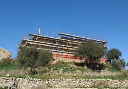 Caltagirone, ruba infissi per 20 mila euro da un bene confiscato alla mafia