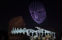 Lo spettacolo dei droni sul Colosseo per l'Expo 2030