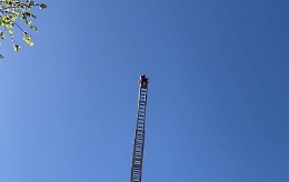 La verticale a 30 metri di altezza del vigili del fuoco acrobata a Todi