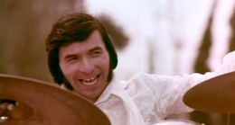 Addio ad Alfio Cantarella, biancavillese, batterista storico dell'Equipe 84 di Vandelli