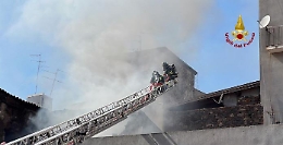 Catania, le foto dell'incendio in via Castiglione: disperso Eros