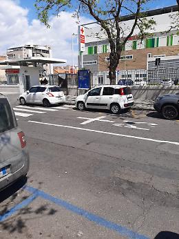 Catania: auto in sosta vietata davanti al nuovo pronto soccorso: «Pugno duro per i trasgressori»