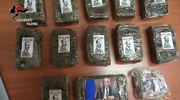 Le foto di Putin e Hitler sui panetti di droga, arrestata una 28enne a Palermo