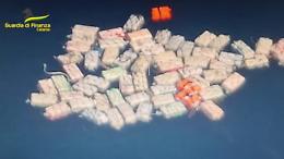 Catania, il video delle due tonnellate di cocaina che galleggiavano in mare aperto