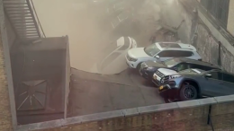 New York, crolla un garage a Manhattan: le immagini