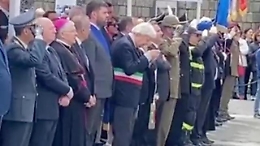 Spunta un nuovo video di Sgarbi a Viterbo: al cellulare durante l'Inno di Mameli