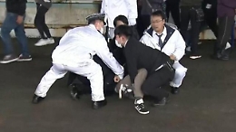 Esplosione durante un comizio del premier giapponese Kishida: sospettato immobilizzato a terra