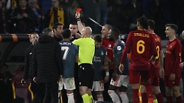 Roma-Feyenoord, il vice di Mourinho Foti espulso per una manata ad avversario