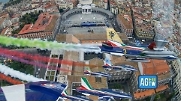 Le Frecce Tricolori sorvolano Napoli, le riprese da uno aereo della pattuglia acrobatica