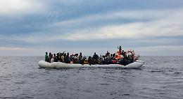 Lampedusa, gli sbarchi non si fermano mai: in 36 ore arrivati 1500 migranti