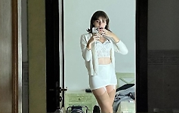 Miriam Leone e il selfie da urlo su Instagram in corpetto e reggicalze