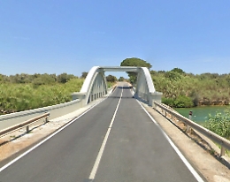 Si tuffa in acqua per salvare due ragazzini ma lui non torna a riva: ad Avola ora si teme il peggio