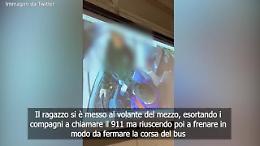 Usa, autista di scuolabus ha un malore: un 13enne prende in mano il volante