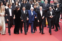 Apre Cannes, bagno di folla per Johnny Depp le roi