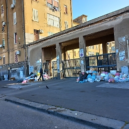 Catania, la città dei paradossi: rifiuti vicino al reparto di Polizia ambientale