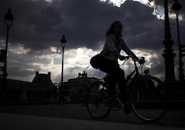 Bollette astronomiche, Comuni in ginocchio: «Così dovremo staccare l'illuminazione»