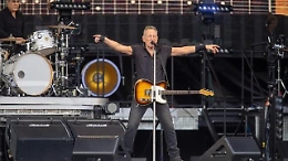 Springsteen canta 'Born in the Usa': ma l'urlo è strozzato