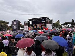 Concertone del Primo Maggio: i giovani sfidano la pioggia, la generazione #1m2023 c’è e si fa sentire