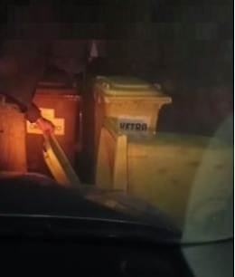 Costretti a spostare i bidoni dei rifiuti per entrare a casa in via Barriera (Ct)