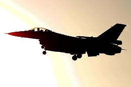 Caccia F16 Usa precipita durante un'esercitazione