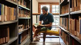 Morosi: «Traduzione fedele ma un testo evocativo con una parola più magica»