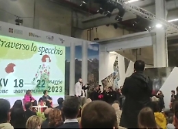 Salone del Libro, attiviste pro aborto contestano ministra Roccella 