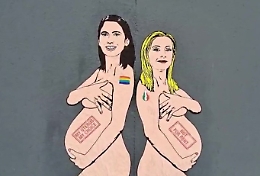 Schlein e Meloni nude e incinte: il murale di AleXandro Palombo a Milano 
