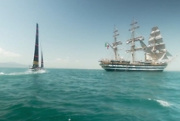 Luna Rossa e Amerigo Vespucci, la "regata" è uno spettacolo