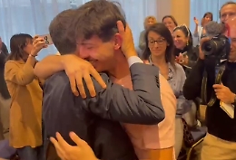 Catania, Trantino e l'abbraccio con la sua famiglia