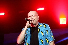 Da "Sei un mito" a "Come mai": fan in delirio per Max Pezzali a Catania