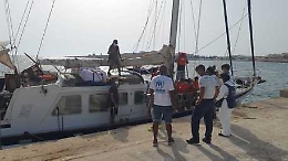 Barchino affonda: un disperso e 37 migranti a Lampedusa