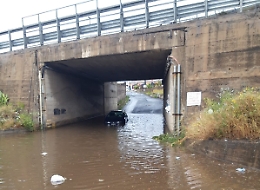 Maltempo, tra Piano Tavola e Belpasso sottopassi allagati e agli imprenditori «serve il canotto»