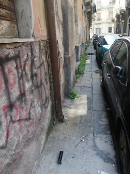 Catania: centro storico sporco e marciapiedi pieni d'erbacce