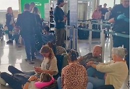 Dopo la cenere dell'Etna, la stangata dei voli per rientrare in Sicilia: passeggeri danneggiati e beffati