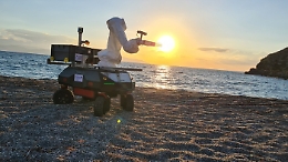 Il robot che raccoglie e differenzia i rifiuti in spiaggia "costruito" dall'Università di Catania