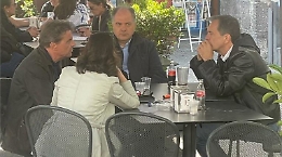 Calenda sigla il “Patto del Liotru”: ecco come sosterrà il centrodestra a Catania