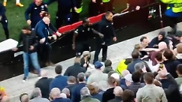 Tifosi dell'Az Alkmar attaccano le famiglie in tribuna: intervengono anche il calciatori del West Ham