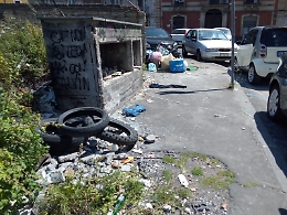 Catania: posteggio a pagamento di via Ventimiglia tra i rifiuti e il degrado
