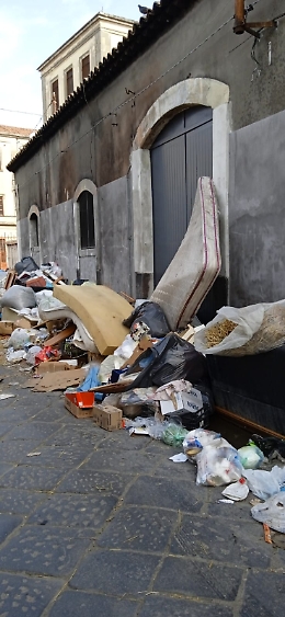 San Cristoforo: l'ingresso della scuola dei bambini di via Vinciguerra...