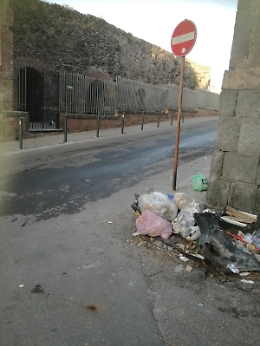 Parafango con rifiuti ornamentali al centro storico di Catania