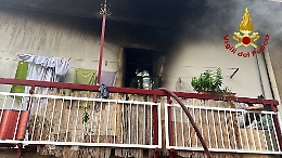 Nell'incendio si salva la padrona, muore il cagnolino